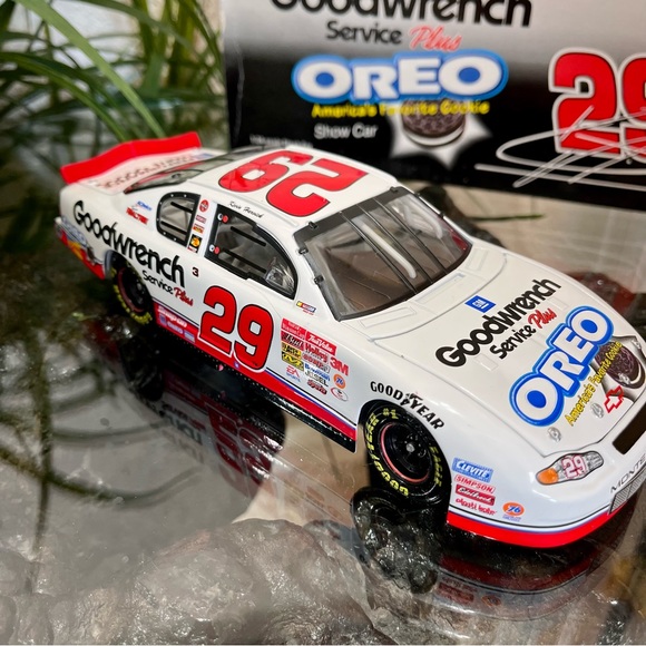 NASCAR Kevin Harvick #29 Oreo/Goodwrench 2001 Chevy Monte Carlo 1:24 Scale - Picture 7 of 11